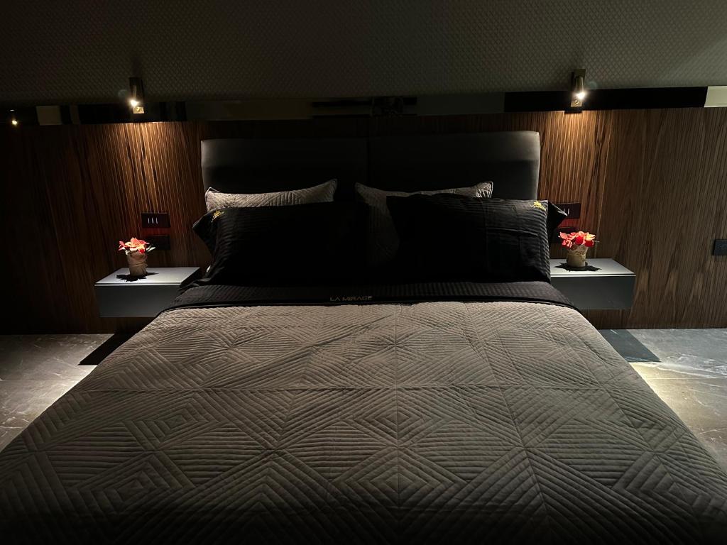 Un pat sau paturi într-o cameră la La Mirage Suites & Apartments