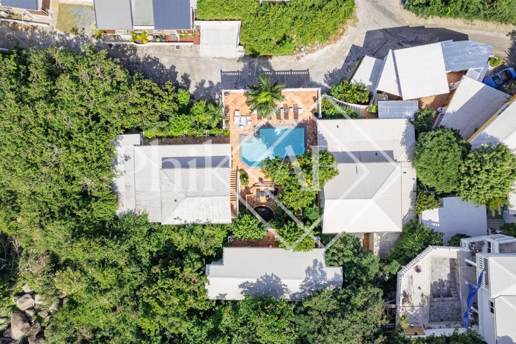 einen Blick über ein Haus mit Pool in der Unterkunft Exceptional 6 bed-rooms Villa at Anse Marcel in Saint Martin