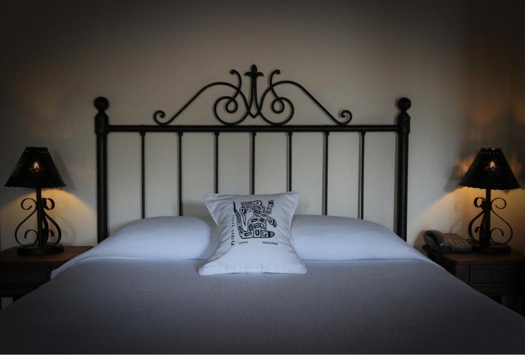 Postel nebo postele na pokoji v ubytování Hotel Plaza Yat Balam