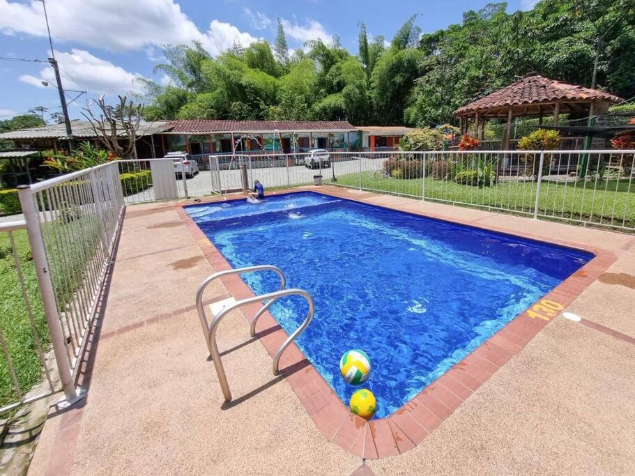 - une piscine avec 2 balles de volley-ball et 2 balles dans l'établissement Chalet Familiar con Piscina, à Armenia