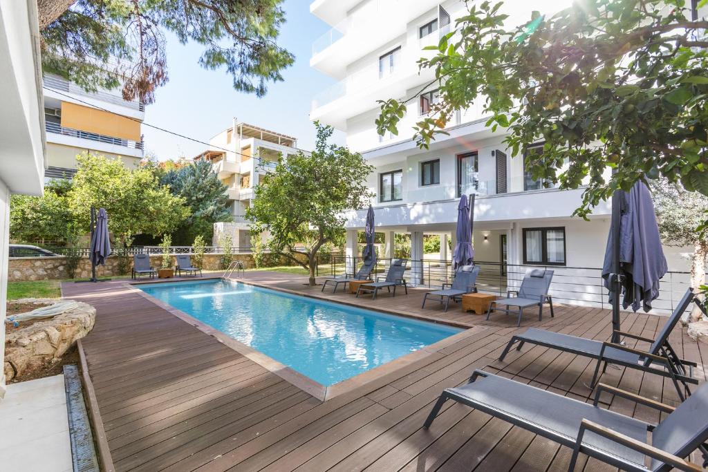 una imagen de una piscina en un edificio en Varkiza Luxury Suites en Vari