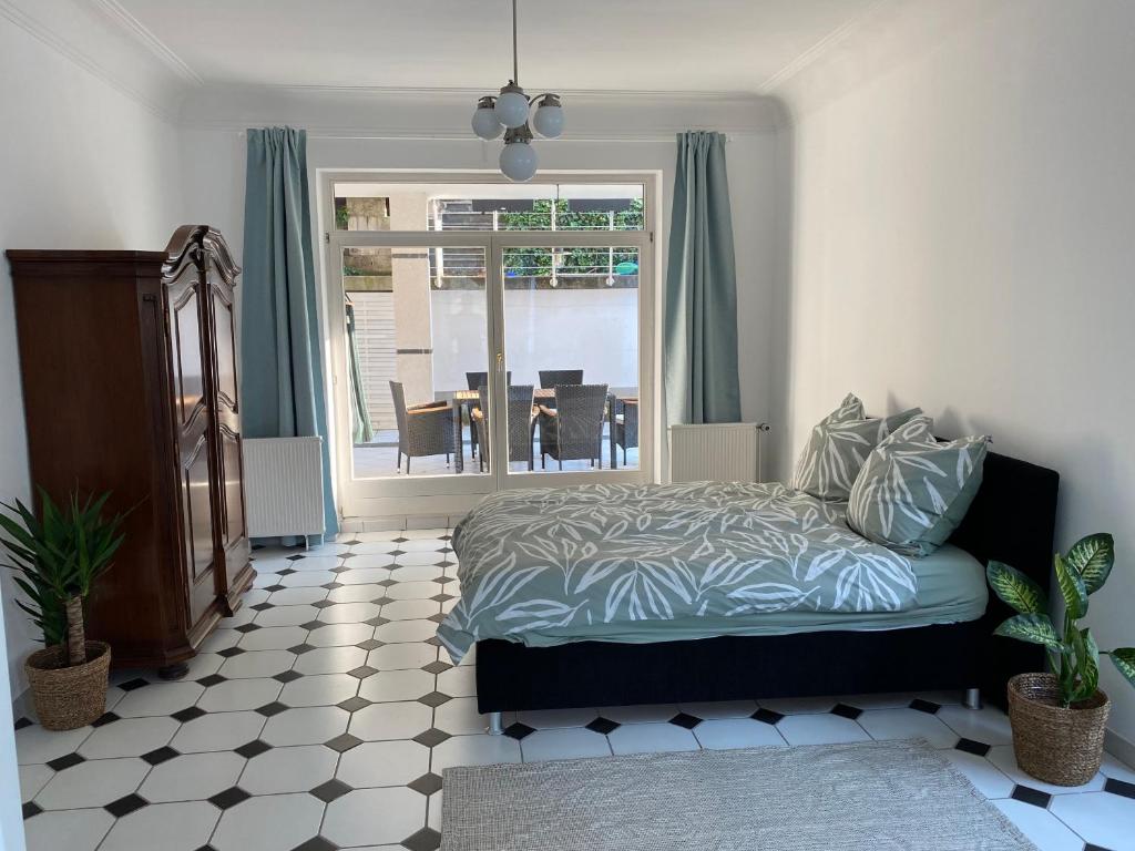 a bedroom with a bed and a dining room at Ferienwohnung Auszeit in Boppard