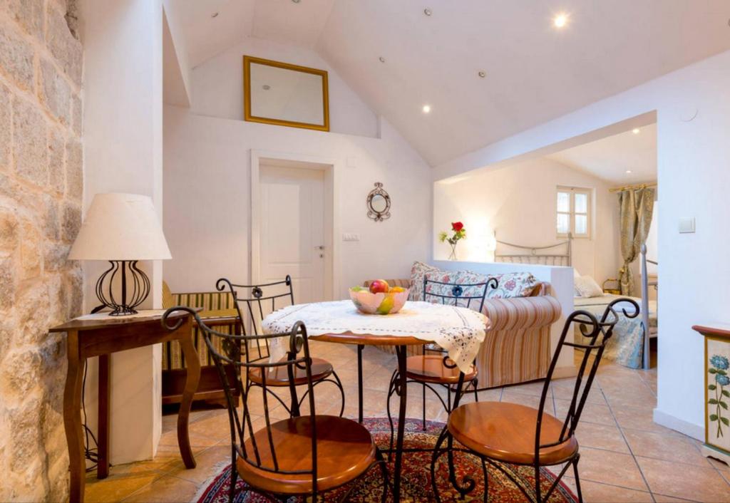 uma cozinha e sala de estar com mesa e cadeiras em Apartment Saraka em Dubrovnik