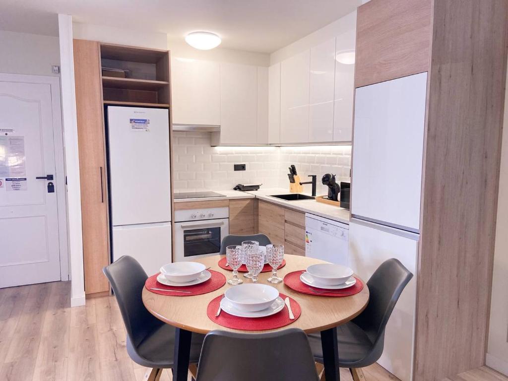 Kuchyň nebo kuchyňský kout v ubytování Apartamento Romántico & Céntrico En Encamp - 4pax l by BonesVacances