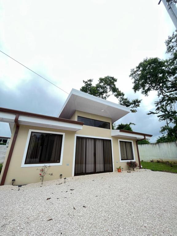 une maison avec une grande allée en face de celle-ci dans l'établissement Casa Gamboa, La Fortuna, à Fortuna