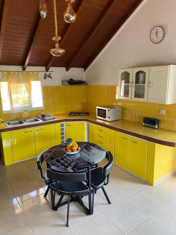 Kuchyň nebo kuchyňský kout v ubytování Chez Soul~Etage entier avec vue sur mer