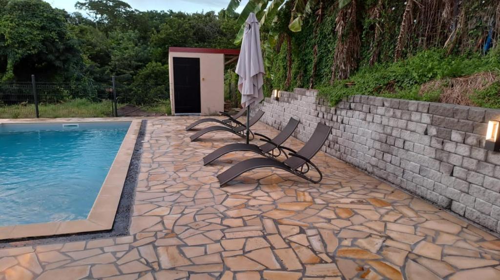 Bazén v ubytování La kay dédé avec piscine nebo v jeho okolí