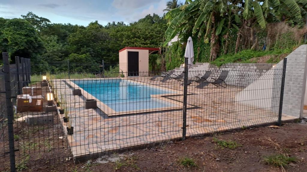 Bazén v ubytování La Kay'Loulou avec spa et piscine nebo v jeho okolí