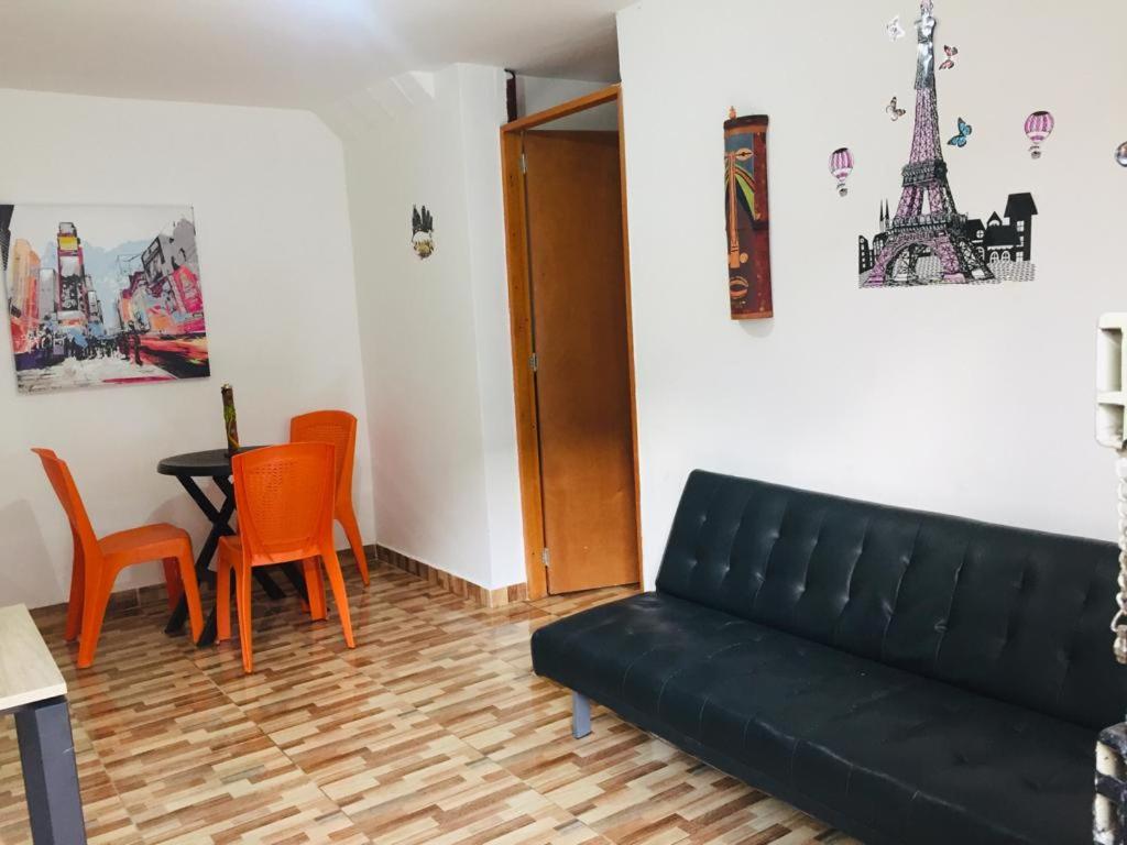 麥德林的住宿－Apartamento Buenos aires，客厅配有黑色沙发和桌子