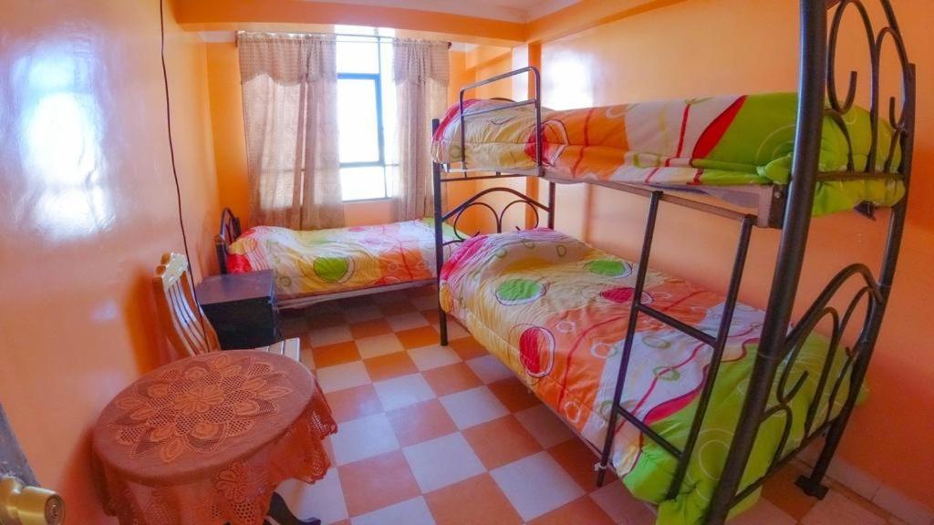 - 2 lits superposés dans une chambre avec un sol en damier dans l'établissement HOTEL ORO BLANCO, à Uyuni
