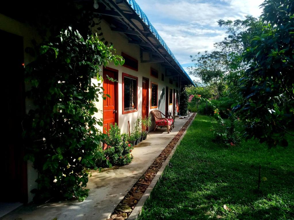 una casa con una puerta roja y un patio en Baloo Guesthouse, en Koh Rong Sanloem