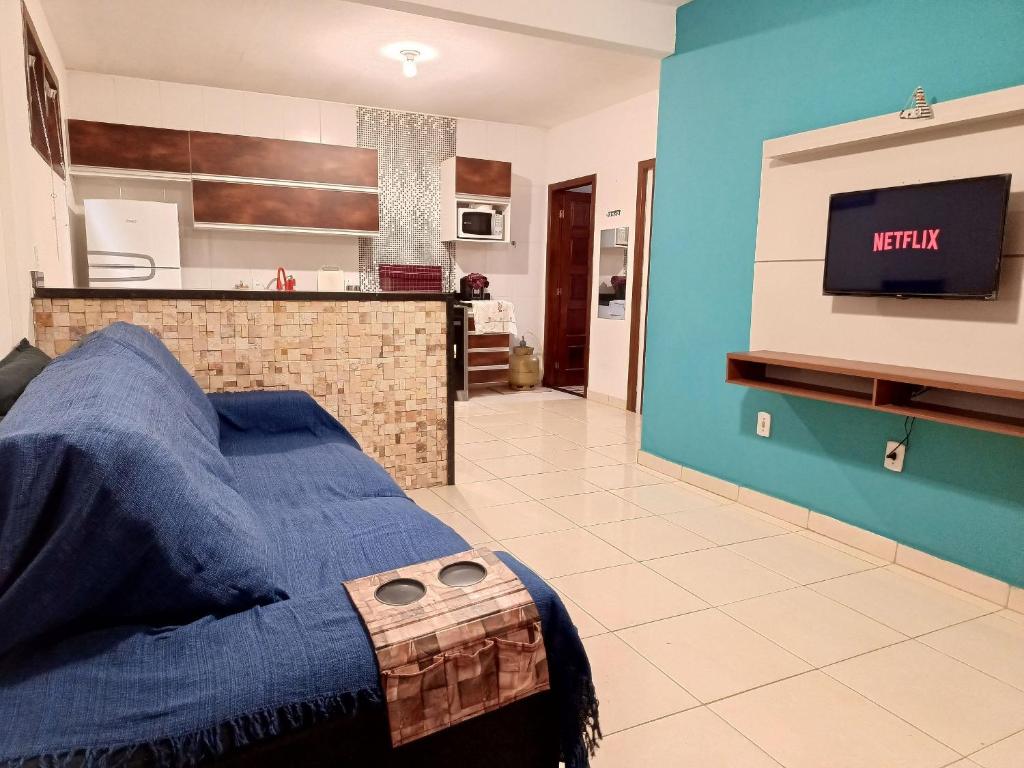 uma sala de estar com uma cama e uma cozinha em Casa Temporada peterle Iriri em Iriri