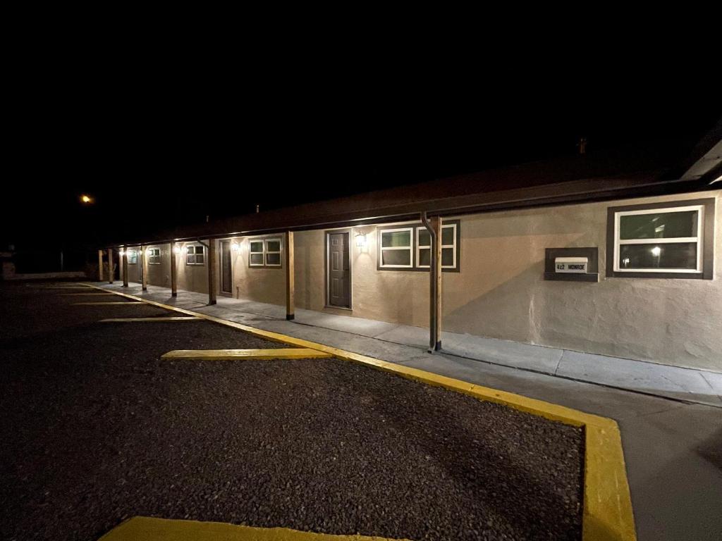 un estacionamiento vacío con un edificio por la noche en Apt 3 - Roman at High Plains Lodge, en Clayton