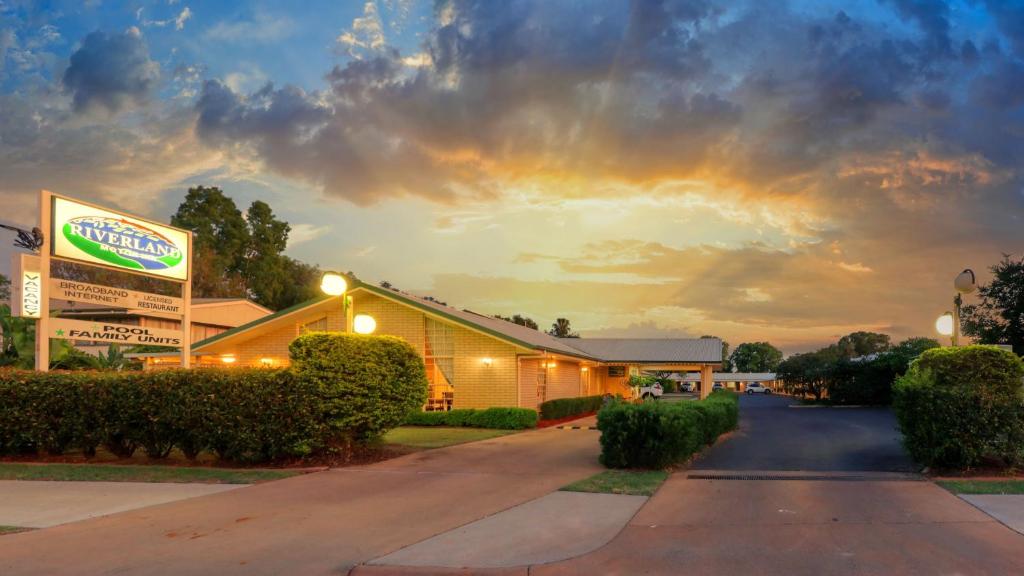 un edificio con un cartel en el costado en Riverland Motor Inn, en Saint George