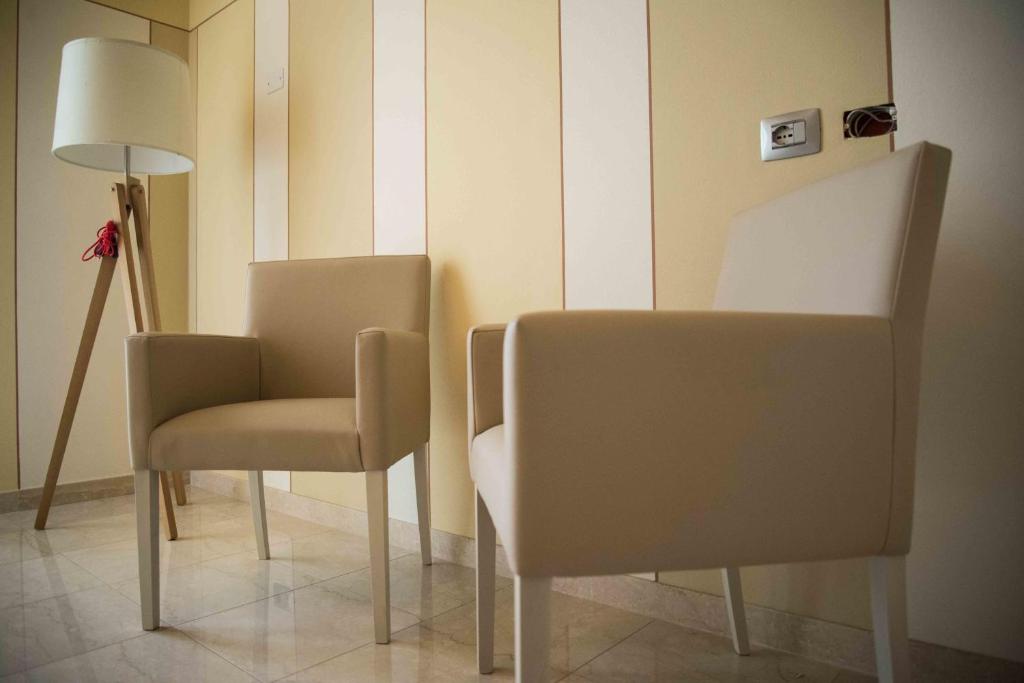 A seating area at Hotel Villa Maranello