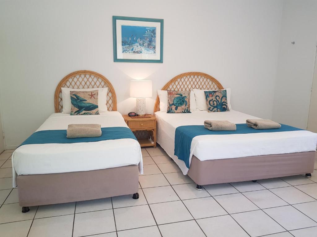Postel nebo postele na pokoji v ubytování Reef Suite