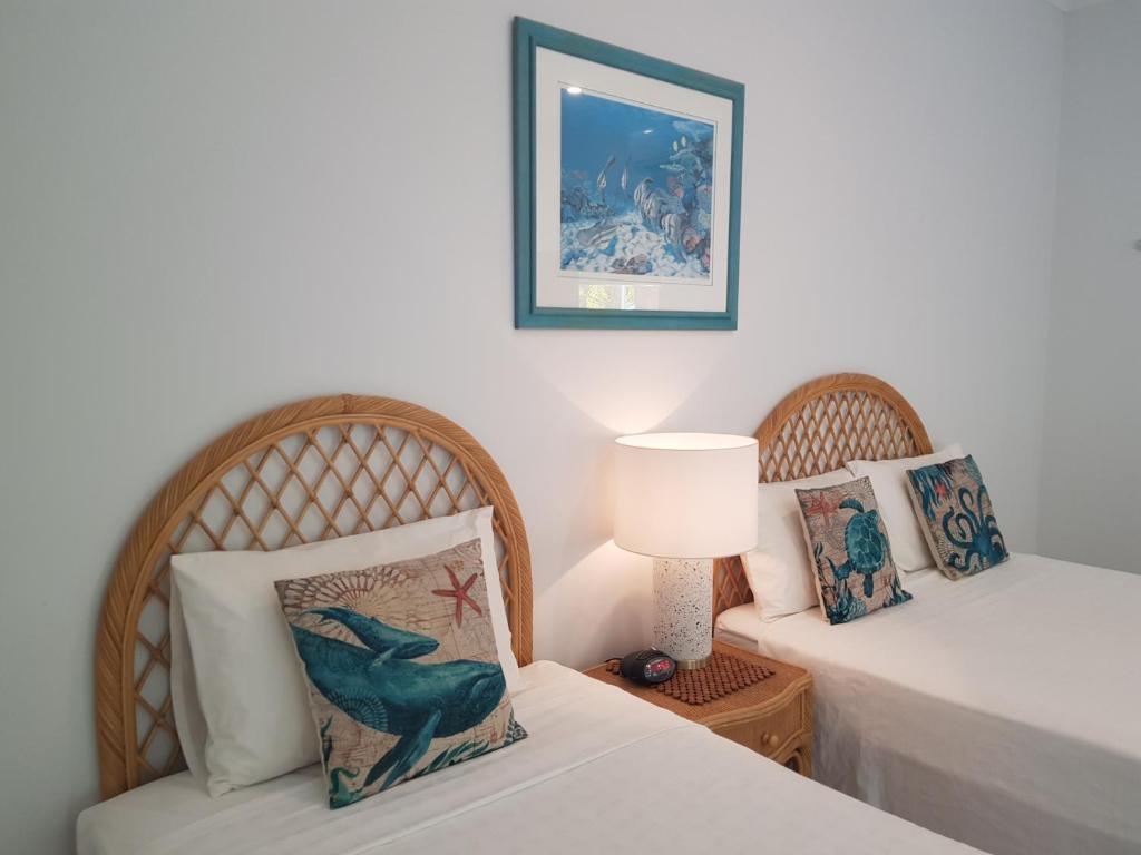 Postel nebo postele na pokoji v ubytování Reef Suite