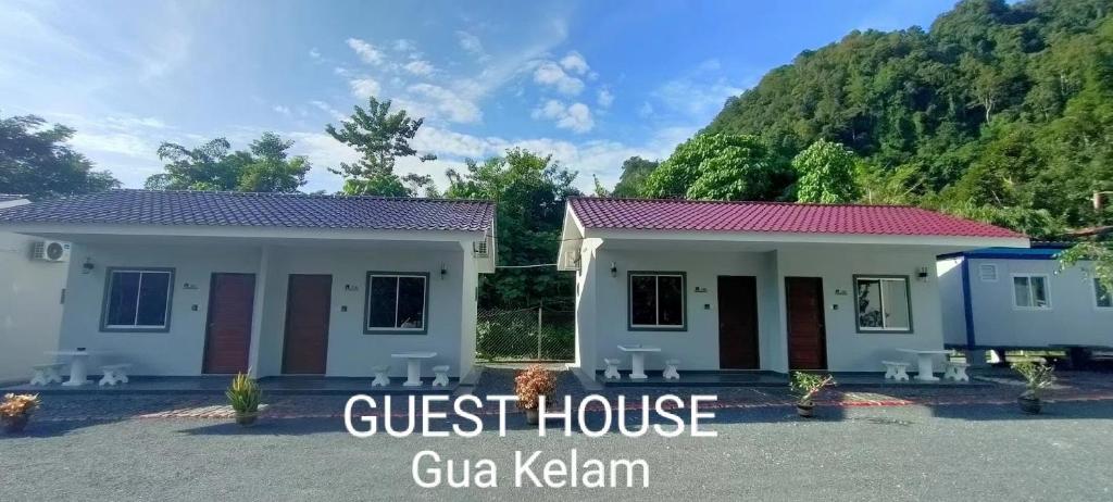 uma casa de hóspedes com uma casa de hóspedes gula kehan em Guest House Gua Kelam em Kaki Bukit