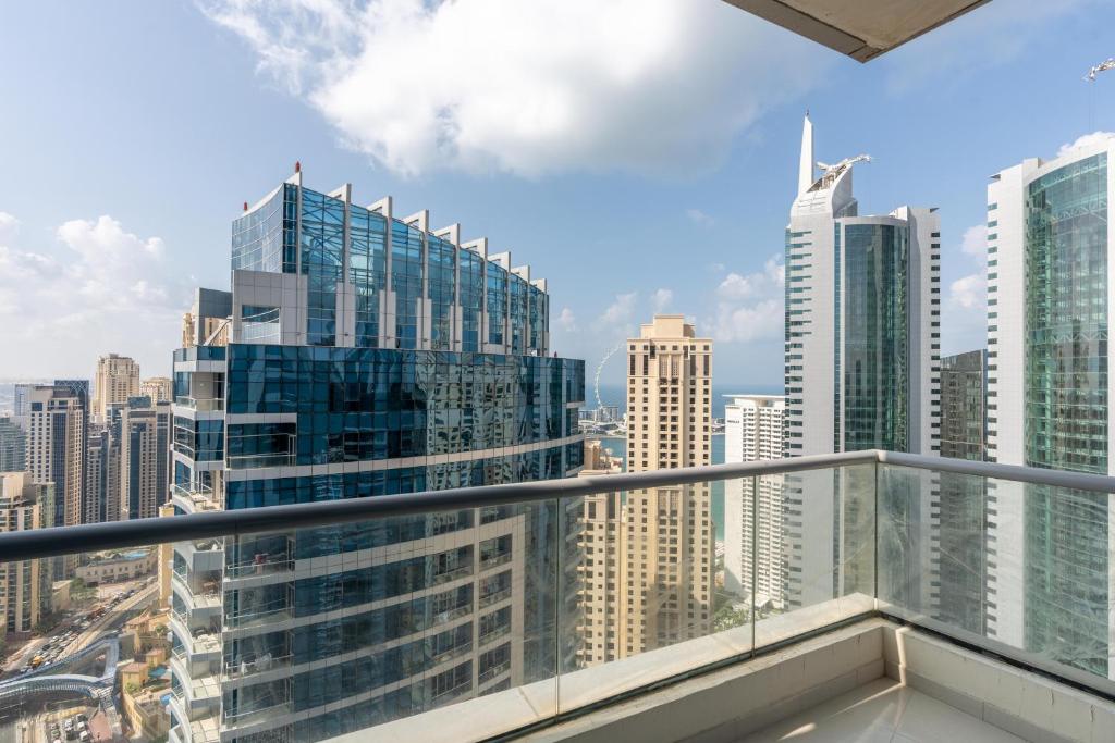 Nespecifikovaný výhled na destinaci Dubaj nebo výhled na město při pohledu z apartmánu