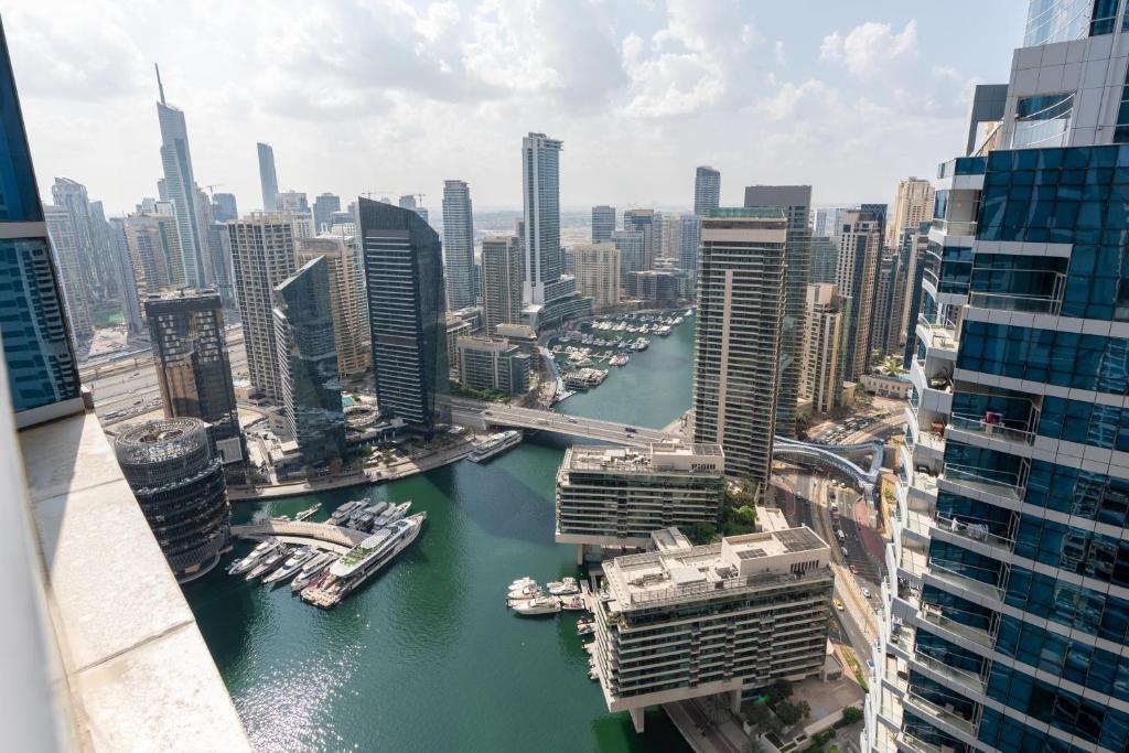 Nespecifikovaný výhled na destinaci Dubaj nebo výhled na město při pohledu z apartmánu