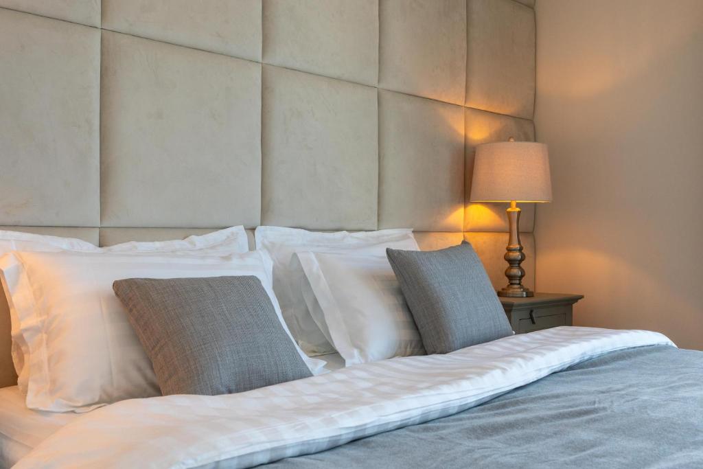 Postel nebo postele na pokoji v ubytování Perfect 2BD apartment in the heart of Marina - top spot