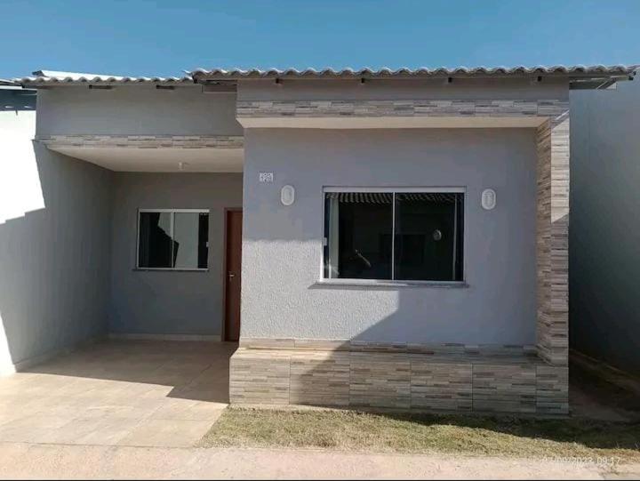 a house with a window on the side of it at Casa km 07 BR 040 in Cidade Ocidental