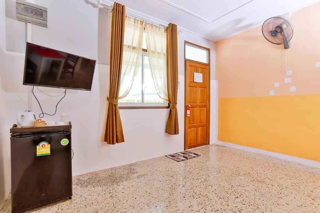 TV a/nebo společenská místnost v ubytování Aonang Privacy Resort