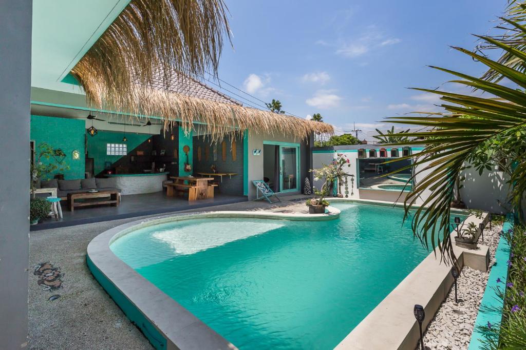 een zwembad voor een huis bij Balifornia Villa Canggu in Canggu