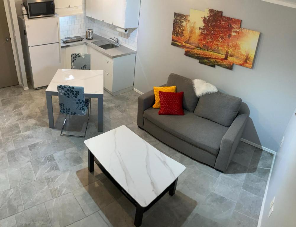 uma sala de estar com um sofá e uma mesa em Fresh Private Apartment Lower level- 2 beds em Brampton