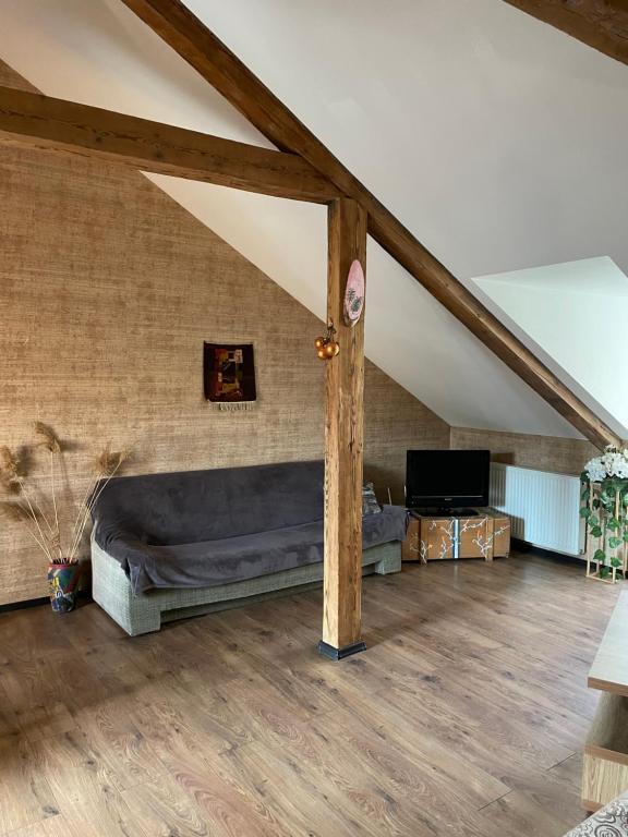 - un salon avec un lit en mezzanine dans l'établissement Beautiful Apartment on Atoneli, à Tbilissi