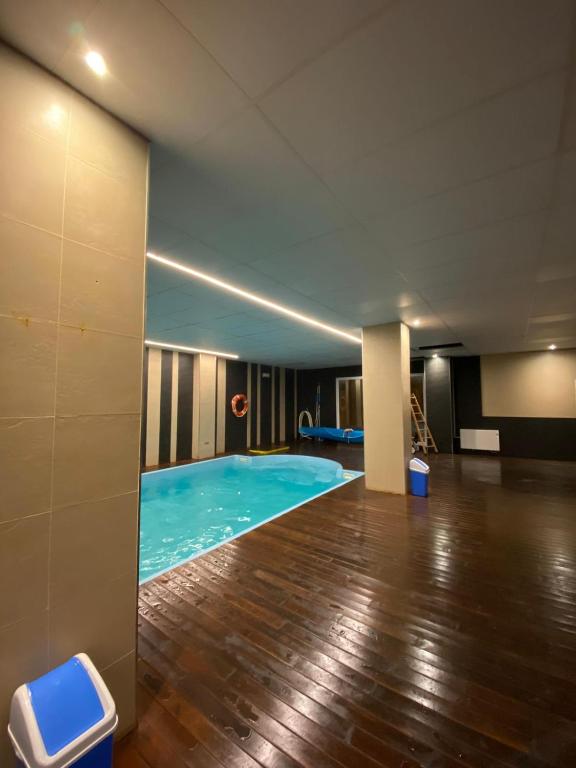 Basen w obiekcie Miramar Ski Deluxe lub w pobliżu