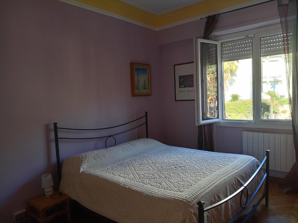a bedroom with a bed and a window at appartamento incantevole a Ospedaletti(Sanremo) in Ospedaletti