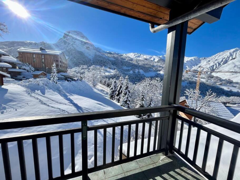 einen Balkon mit Blick auf einen schneebedeckten Berg in der Unterkunft Nid de charme au pied des pistes in Saint-Martin-de-Belleville