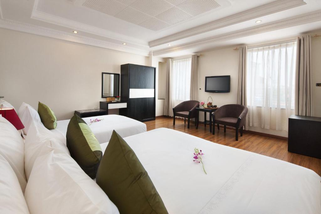 TV a/nebo společenská místnost v ubytování Serenity Villa Hotel