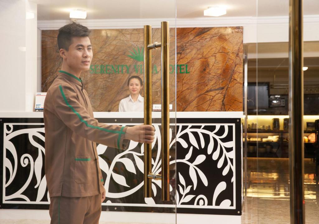 Členové personálu v ubytování Serenity Villa Hotel