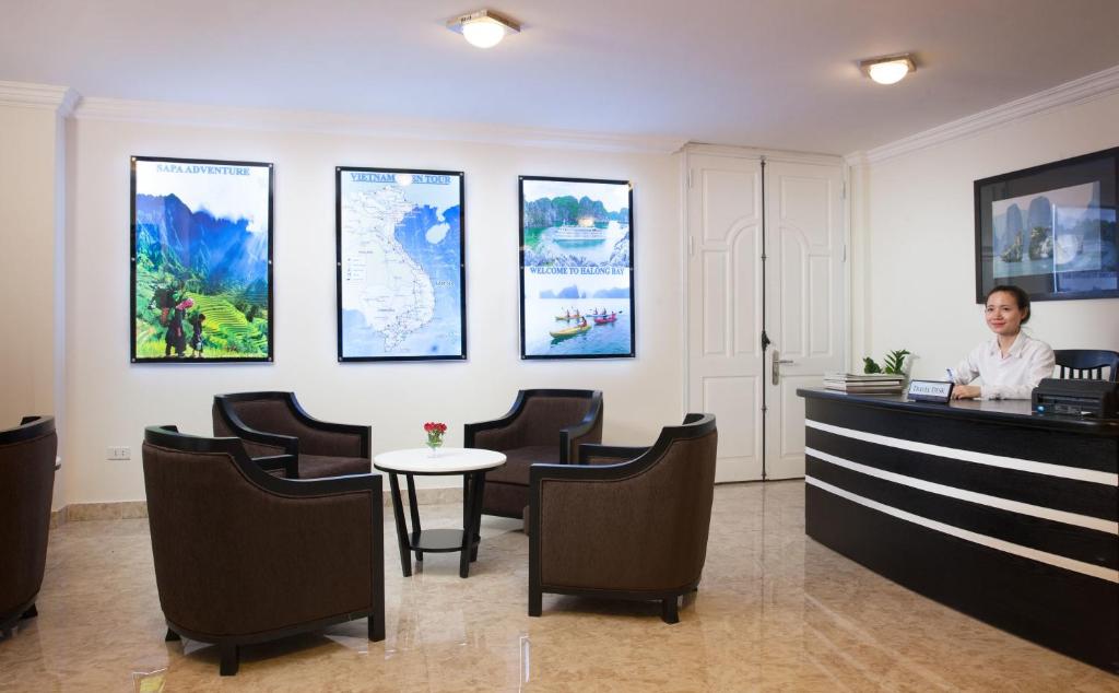 TV a/nebo společenská místnost v ubytování Serenity Villa Hotel