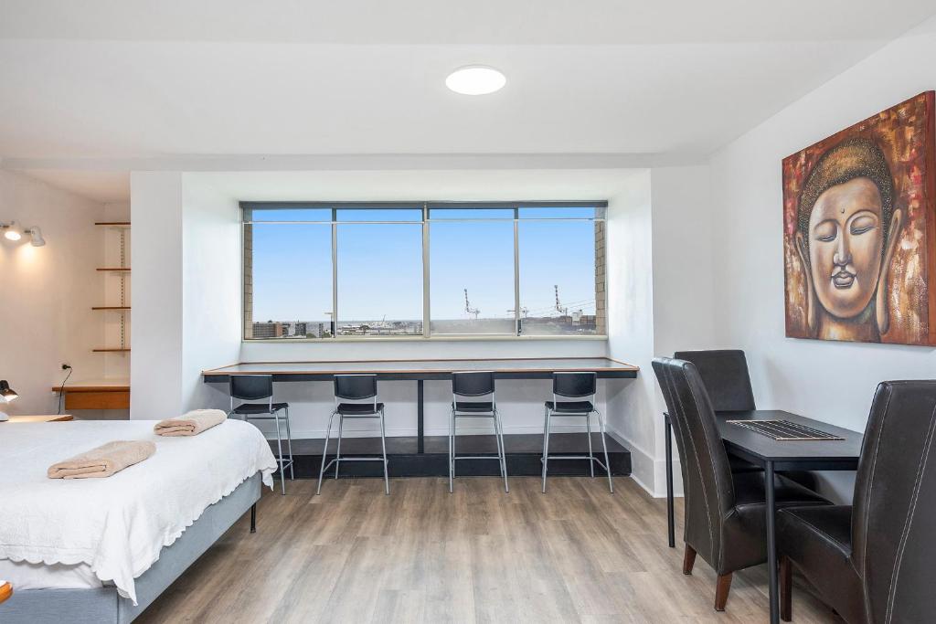 Apartment 201 Fremantle studio apartment with ocean and harbour views