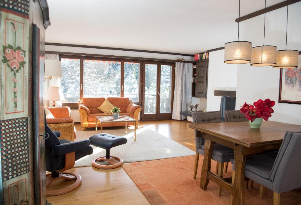 sala de estar con mesa y sofá en Cristallina holiday flat for 4 people Lenzerheide, en Lenzerheide