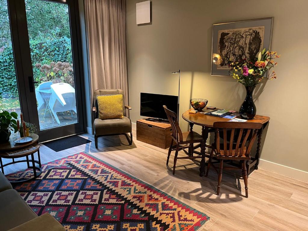 TV a/nebo společenská místnost v ubytování Luxe B&B "In de Schulp", ontspan en geniet van comfort en stijl