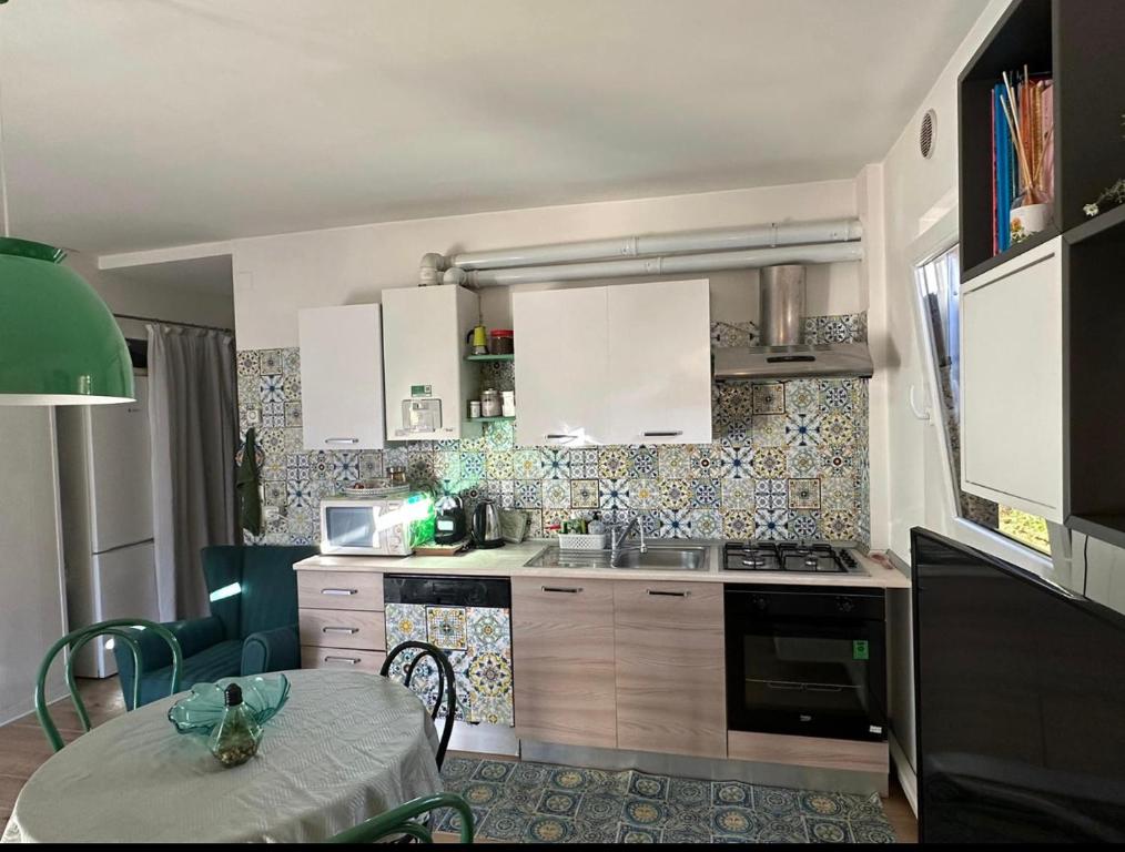A kitchen or kitchenette at Lake Apartment Ischia Green