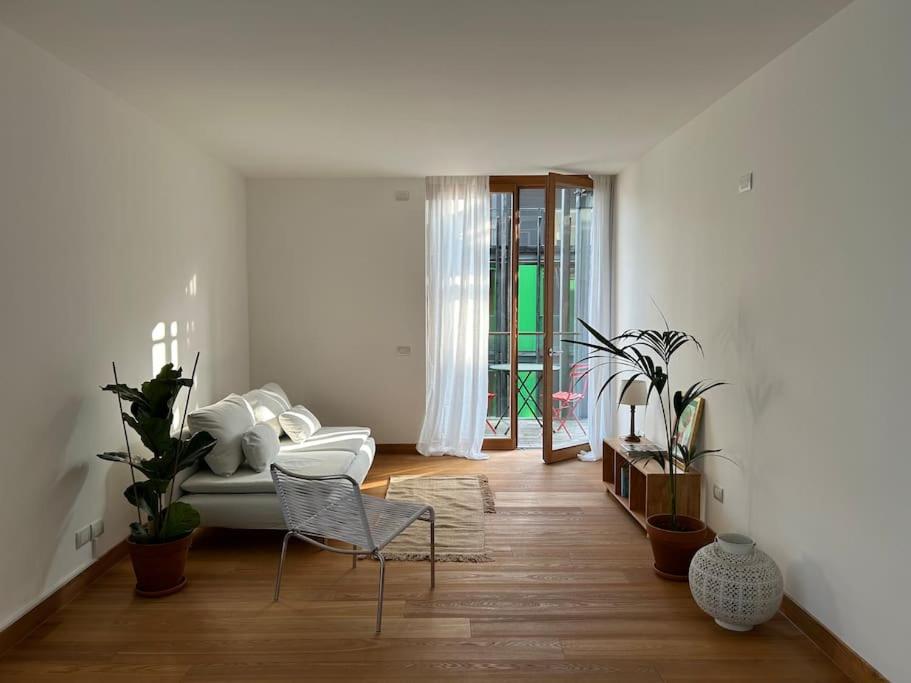 a living room with a couch and a chair at Casa Alegría in Trento