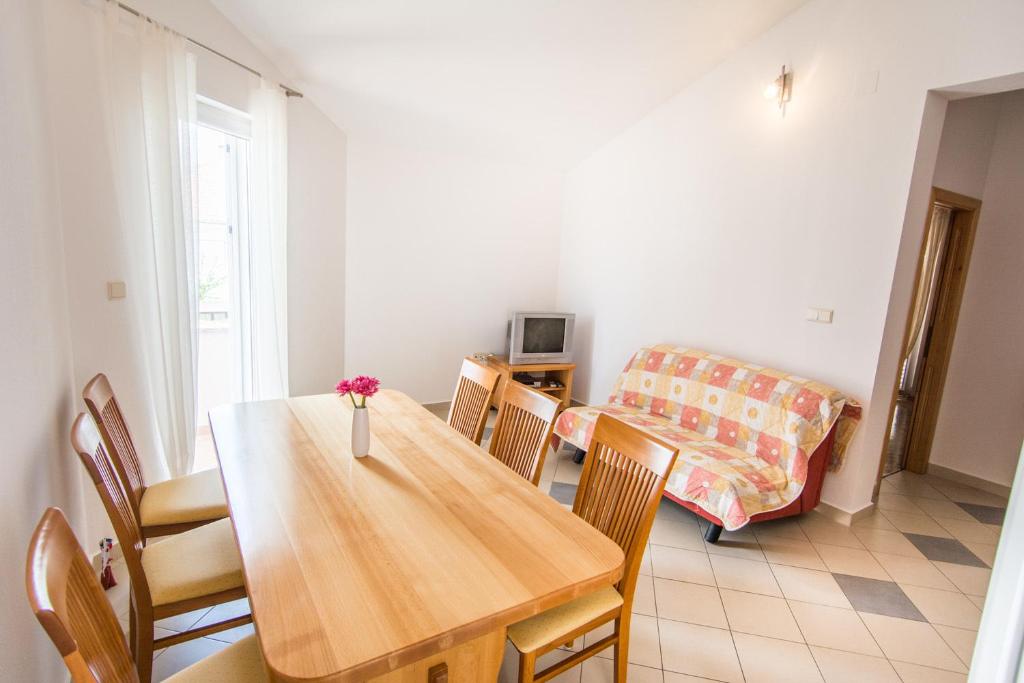 Televízia a/alebo spoločenská miestnosť v ubytovaní Apartments Basilea