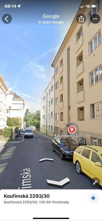 una calle con dos coches estacionados al lado de un edificio en Ana, en Blansko