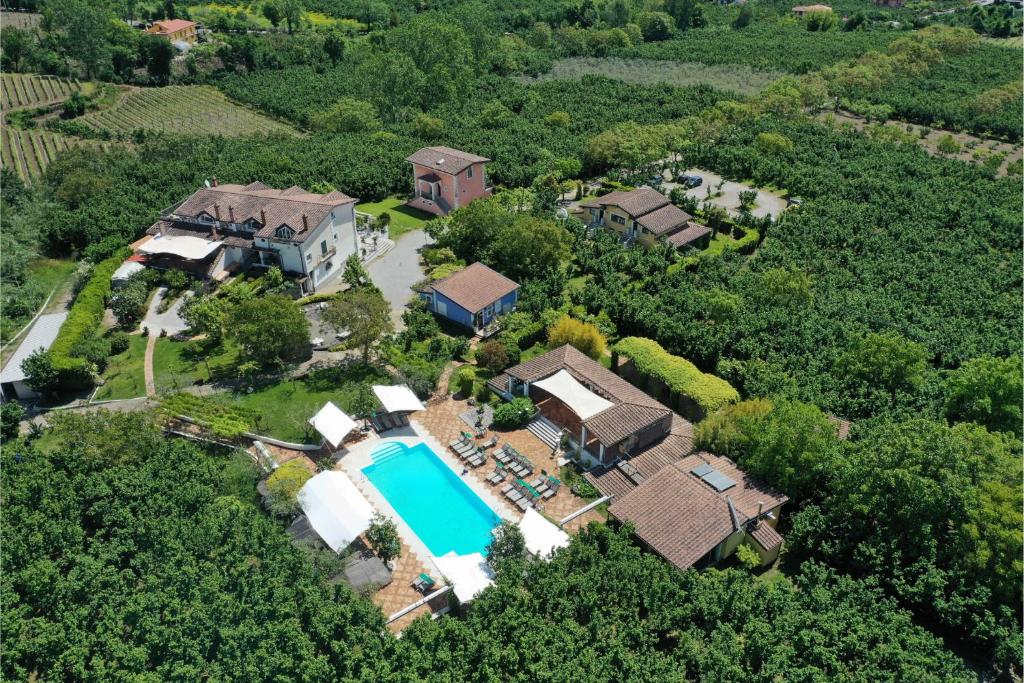San Cipriano PicentinoにあるHotel Villa Rizzo Resort and Spaのスイミングプール付きの邸宅の空中ビュー
