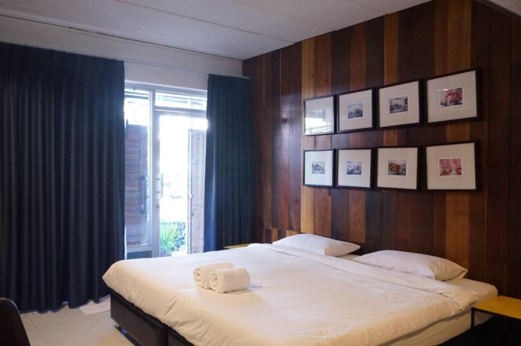 um quarto com uma cama com duas toalhas em isleep guesthouse em Chiang Mai