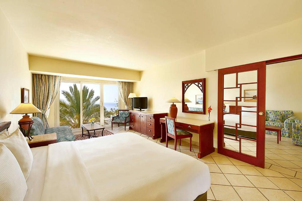 Postel nebo postele na pokoji v ubytování Safir Sharm Waterfalls Resort