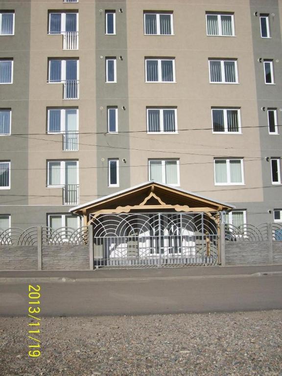 a gazebo in front of a large building at DALLAS Apartament 31 in Vulcan