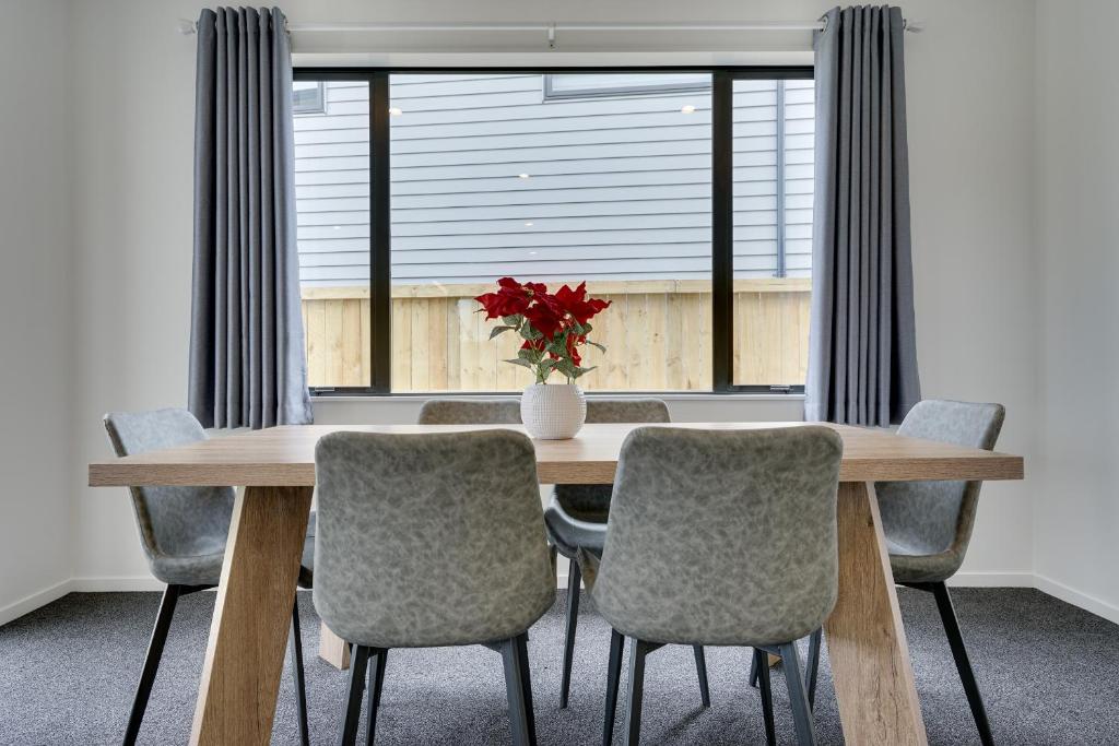 Fabulous River View - Brand New House In Hamilton - Resim 25