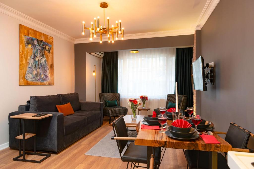 een woonkamer met een bank en een tafel bij G&B MANSION in Istanbul