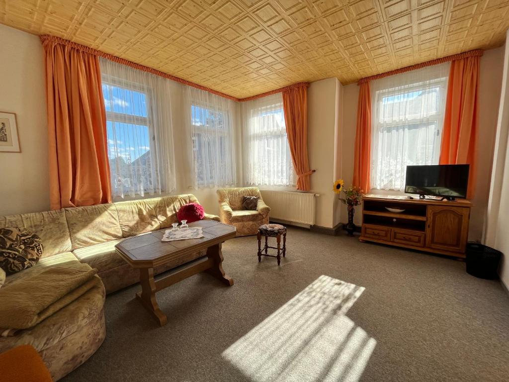 TV a/nebo společenská místnost v ubytování Hotel Zur Henne